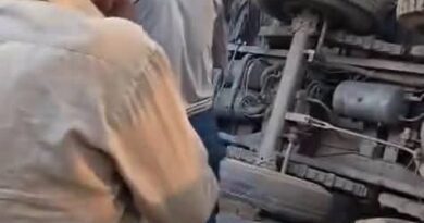 सिद्धार्थनगर: नींद की झपकी आने से पेड़ से टकराकर पलटा ट्रक, ग्रामीणों ने मसीहा बनकर बचाई चालक की जान