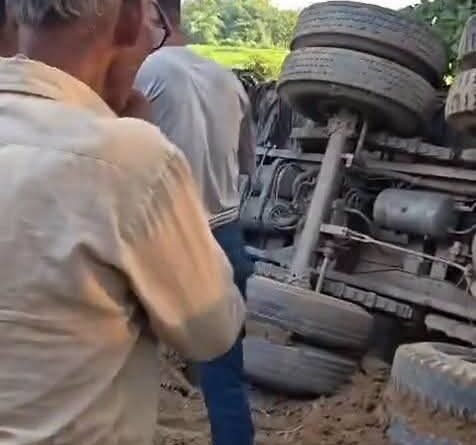 सिद्धार्थनगर: नींद की झपकी आने से पेड़ से टकराकर पलटा ट्रक, ग्रामीणों ने मसीहा बनकर बचाई चालक की जान