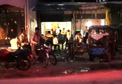 प्रशासन की उदासीनता से नगर पंचायत बढ़नी में खुले आम सार्वजनिक जगहों पर सड़क किनारे शराब पीने वालों का लगता है जमावड़ा प्रशासन की उदासीनता से नगर पंचायत बढ़नी में खुले आम सार्वजनिक जगहों पर सड़क किनारे शराब पीने वालों का लगता है जमावड़ा