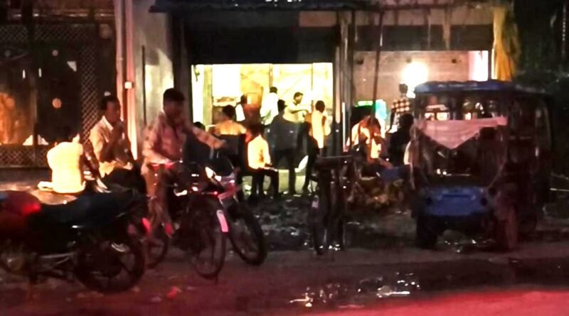 प्रशासन की उदासीनता से नगर पंचायत बढ़नी में खुले आम सार्वजनिक जगहों पर सड़क किनारे शराब पीने वालों का लगता है जमावड़ा प्रशासन की उदासीनता से नगर पंचायत बढ़नी में खुले आम सार्वजनिक जगहों पर सड़क किनारे शराब पीने वालों का लगता है जमावड़ा