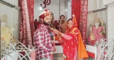 **सिद्धार्थनगर: प्रेम प्रसंग का सुखद अंत, थाने से मंदिर पहुंचे प्रेमी युगल ने परिजनों की मौजूदगी में रचाई शादी**