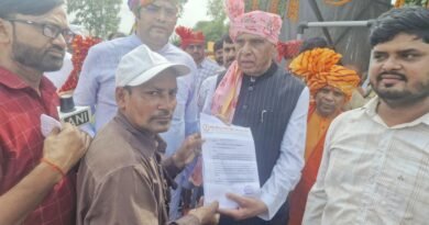 सिद्धार्थनगर: प्रेस क्लब भवन निर्माण को लेकर सांसद जगदंबिका पाल को सौंपा ज्ञापन, ₹47 लाख के बजट पर भी उठाए सवाल