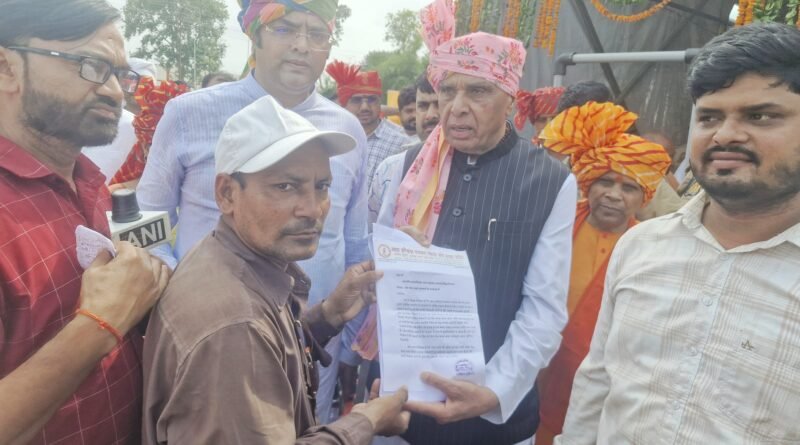 सिद्धार्थनगर: प्रेस क्लब भवन निर्माण को लेकर सांसद जगदंबिका पाल को सौंपा ज्ञापन, ₹47 लाख के बजट पर भी उठाए सवाल सिद्धार्थनगर: प्रेस क्लब भवन निर्माण को लेकर सांसद जगदंबिका पाल को सौंपा ज्ञापन, ₹47 लाख के बजट पर भी उठाए सवाल