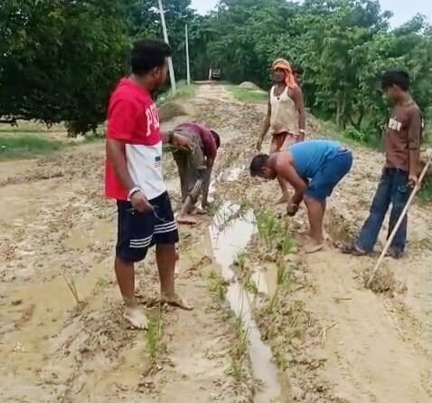 सड़क मांगी थी, खेत मिल गया! कीचड़ से लथपथ राहों पर ग्रामीणों ने बोई ‘विकास’ की फसल
