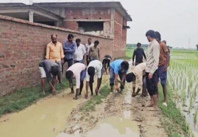 सड़क नहीं तो वोट नहीं! सिद्धार्थनगर में बदहाल रास्ते से भड़के ग्रामीण, बीच सड़क पर कर दी धान की रोपाई सड़क नहीं तो वोट नहीं! सिद्धार्थनगर में बदहाल रास्ते से भड़के ग्रामीण, बीच सड़क पर कर दी धान की रोपाई