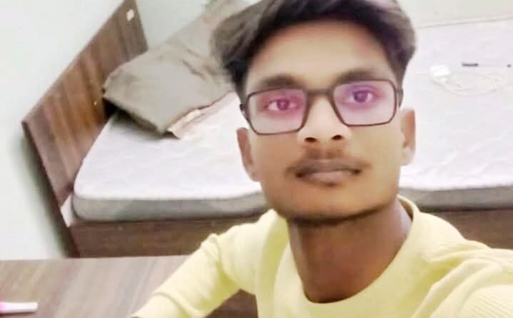 सिद्धार्थनगर के तनवीर खान ने रचा इतिहास: NEET 2026 में 586 अंक हासिल कर पूरा किया सरकारी मेडिकल कॉलेज में MBBS का सपना सिद्धार्थनगर के तनवीर खान ने रचा इतिहास: NEET 2026 में 586 अंक हासिल कर पूरा किया सरकारी मेडिकल कॉलेज में MBBS का सपना