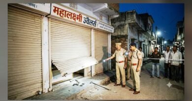 ## शोहरतगढ़ में पुलिस को खुली चुनौती: थाने से 500 मीटर दूर महालक्ष्मी ज्वैलर्स में लाखों की सनसनीखेज चोरी