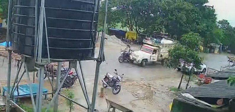 शोहरतगढ़ : मड़वा चौराहे पर तेज रफ्तार पिकअप ने बाइक को मारी टक्कर, 65 वर्षीय बुजुर्ग की मौके पर मौत; दो घायल शोहरतगढ़ : मड़वा चौराहे पर तेज रफ्तार पिकअप ने बाइक को मारी टक्कर, 65 वर्षीय बुजुर्ग की मौके पर मौत; दो घायल