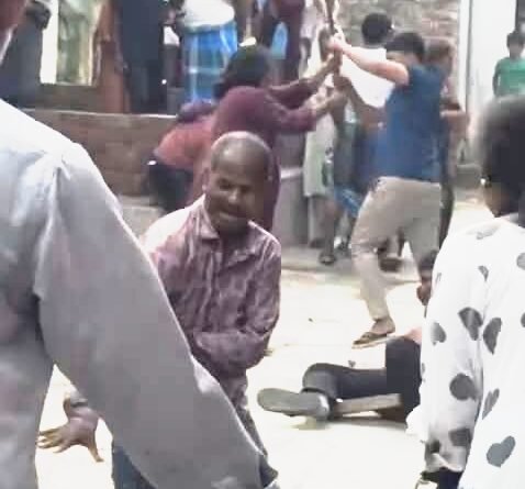इटवा के चौखड़ा गांव में खूनी संघर्ष: दो पक्षों में जमकर चले लाठी-डंडे, आधा दर्जन लोग घायल इटवा के चौखड़ा गांव में खूनी संघर्ष: दो पक्षों में जमकर चले लाठी-डंडे, आधा दर्जन लोग घायल