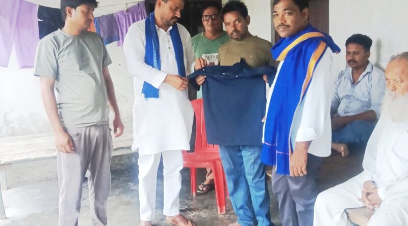गैस एजेंसी मारपीट मामला: पीड़ित से मिलने पहुंची आज़ाद समाज पार्टी की टीम, न्याय दिलाने का किया भरोसा गैस एजेंसी मारपीट मामला: पीड़ित से मिलने पहुंची आज़ाद समाज पार्टी की टीम, न्याय दिलाने का किया भरोसा
