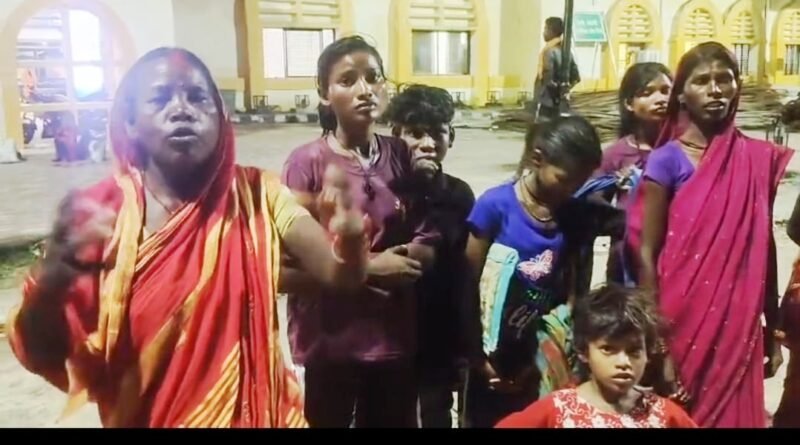 *बढ़नी रेलवे स्टेशन पर हंगामा: जीआरपी जवान पर महिलाओं से अभद्रता और मजदूरों की पिटाई का आरोप* *बढ़नी रेलवे स्टेशन पर हंगामा: जीआरपी जवान पर महिलाओं से अभद्रता और मजदूरों की पिटाई का आरोप*