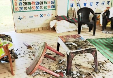 बरसात ने खोली भ्रष्टाचार की पोल: घरुआर आंगनबाड़ी केंद्र की छत का प्लास्टर गिरा, बाल-बाल बचे बच्चे और कार्यकत्री ## लाखों के मरम्मत कार्य के बाद भी टपक रहा पानी, बड़े हादसे का मंडरा रहा खतरा बरसात ने खोली भ्रष्टाचार की पोल: घरुआर आंगनबाड़ी केंद्र की छत का प्लास्टर गिरा, बाल-बाल बचे बच्चे और कार्यकत्री ## लाखों के मरम्मत कार्य के बाद भी टपक रहा पानी, बड़े हादसे का मंडरा रहा खतरा