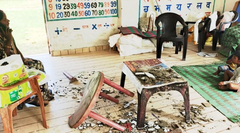बरसात ने खोली भ्रष्टाचार की पोल: घरुआर आंगनबाड़ी केंद्र की छत का प्लास्टर गिरा, बाल-बाल बचे बच्चे और कार्यकत्री ## लाखों के मरम्मत कार्य के बाद भी टपक रहा पानी, बड़े हादसे का मंडरा रहा खतरा बरसात ने खोली भ्रष्टाचार की पोल: घरुआर आंगनबाड़ी केंद्र की छत का प्लास्टर गिरा, बाल-बाल बचे बच्चे और कार्यकत्री ## लाखों के मरम्मत कार्य के बाद भी टपक रहा पानी, बड़े हादसे का मंडरा रहा खतरा