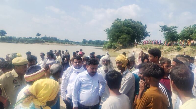 अंतिम संस्कार के दौरान बैदौली घाट पर दर्दनाक हादसा: नदी में बहे तीन युवक, प्रशासनिक स्तर पर राहत और खोज अभियान जारी अंतिम संस्कार के दौरान बैदौली घाट पर दर्दनाक हादसा: नदी में बहे तीन युवक, प्रशासनिक स्तर पर राहत और खोज अभियान जारी