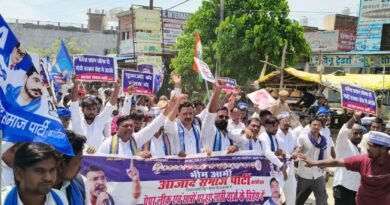 युवाओं के हक में आजाद समाज पार्टी का सिद्धार्थनगर में प्रदर्शन, शोहरतगढ़ प्रभारी नौशाद आलम बोले— “छात्रों की सालभर की मेहनत पर पानी फेर रही सरकार