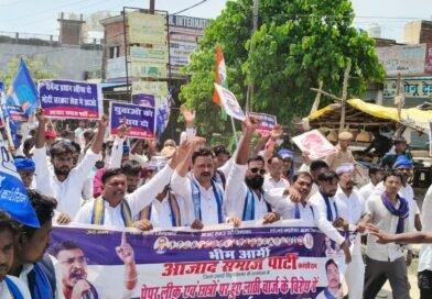 युवाओं के हक में आजाद समाज पार्टी का सिद्धार्थनगर में प्रदर्शन, शोहरतगढ़ प्रभारी नौशाद आलम बोले— “छात्रों की सालभर की मेहनत पर पानी फेर रही सरकार युवाओं के हक में आजाद समाज पार्टी का सिद्धार्थनगर में प्रदर्शन, शोहरतगढ़ प्रभारी नौशाद आलम बोले— “छात्रों की सालभर की मेहनत पर पानी फेर रही सरकार