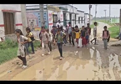 **UP: दावों की खुली पोल! सिद्धार्थनगर में ट्रांसफार्मर के तारों को छूकर स्कूल जाने को मजबूर हैं नौनिहाल**