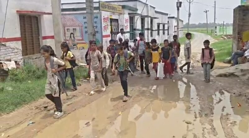 **UP: दावों की खुली पोल! सिद्धार्थनगर में ट्रांसफार्मर के तारों को छूकर स्कूल जाने को मजबूर हैं नौनिहाल**