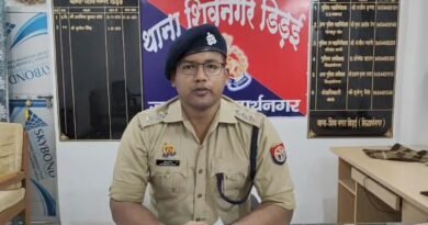 गुमशुदगी की शिकायत के बाद भी पुलिस ने लावारिस में कर दिया अंतिम संस्कार। * **करही चौराहे पर हुआ था एक्सीडेंट, 3 जुलाई से परेशान थे परिजन।** * **एन एच 28 खुंटहना चौराहे पर उग्र ग्रामीणों ने पुलिस प्रशासन के खिलाफ की नारेबाजी। SDM और CO के कार्रवाई के आश्वासन के बाद बहाल हुआ आवागमन।