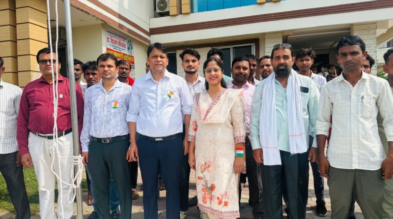 सिद्धार्थनगर में 80वां स्वतंत्रता दिवस हर्षोल्लास के साथ संपन्न: कलेक्ट्रेट, जनपद न्यायालय, अस्पतालों और शिक्षण संस्थानों में हुई ध्वजारोहण की धूम सिद्धार्थनगर में 80वां स्वतंत्रता दिवस हर्षोल्लास के साथ संपन्न: कलेक्ट्रेट, जनपद न्यायालय, अस्पतालों और शिक्षण संस्थानों में हुई ध्वजारोहण की धूम