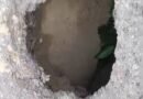 NH-28 पर जमुआर नाले के पास बीच सड़क पर गहरा गड्ढा: हादसों को दे रहा खुली दावत, राहगीरों में डर का माहौल