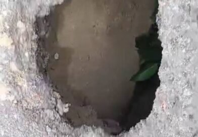 NH-28 पर जमुआर नाले के पास बीच सड़क पर गहरा गड्ढा: हादसों को दे रहा खुली दावत, राहगीरों में डर का माहौल