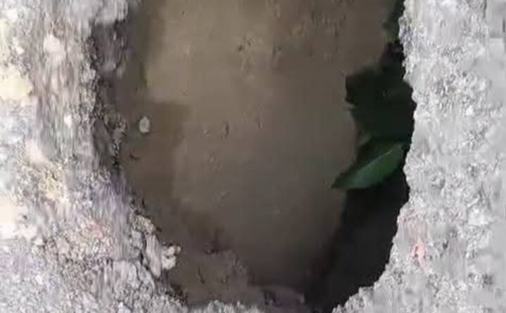 NH-28 पर जमुआर नाले के पास बीच सड़क पर गहरा गड्ढा: हादसों को दे रहा खुली दावत, राहगीरों में डर का माहौल