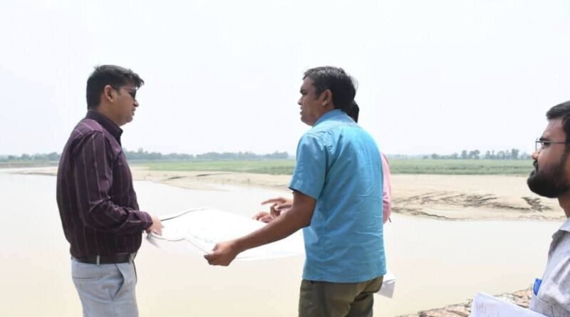 जिलाधिकारी ने लखनापार-बैदोला तटबन्ध पर पूर्ण कटाव निरोधक कार्य का किया स्थलीय निरीक्षण जिलाधिकारी ने लखनापार-बैदोला तटबन्ध पर पूर्ण कटाव निरोधक कार्य का किया स्थलीय निरीक्षण