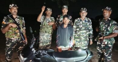 भारत-नेपाल सीमा पर SSB का बड़ा एक्शन: 10.18 ग्राम स्मैक के साथ तस्कर गिरफ्तार, भेजा गया जेल भारत-नेपाल सीमा पर SSB का बड़ा एक्शन: 10.18 ग्राम स्मैक के साथ तस्कर गिरफ्तार, भेजा गया जेल