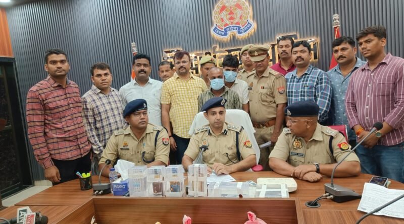 नकली शराब कारोबार का पर्दाफाश: 32 हजार ढक्कन और 12 हजार फर्जी QR कोड के साथ 2 गिरफ्तार