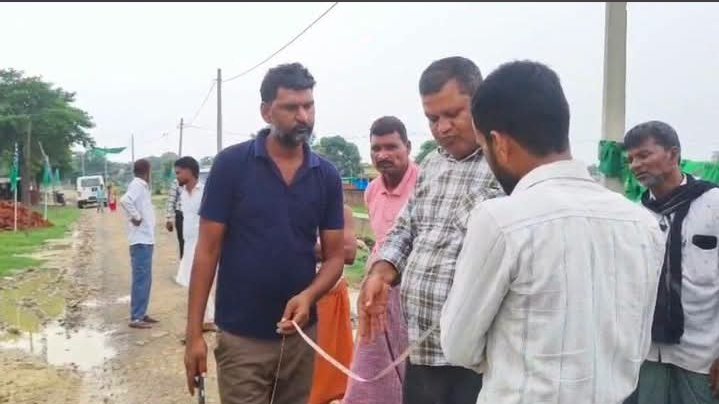 सिद्धार्थनगर: ग्राम प्रधान पर लगा नहर और सड़क की सरकारी भूमि पर मकान बनवाने का आरोप, CM पोर्टल पर शिकायत के बाद PWD ने की जांच
