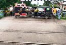 जल्दबाजी पड़ी भारी: बढ़नी रेलवे फाटक के बीच फँसे दो ऑटो-रिक्शा, टला बड़ा हादसा जल्दबाजी पड़ी भारी: बढ़नी रेलवे फाटक के बीच फँसे दो ऑटो-रिक्शा, टला बड़ा हादसा