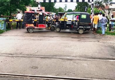 जल्दबाजी पड़ी भारी: बढ़नी रेलवे फाटक के बीच फँसे दो ऑटो-रिक्शा, टला बड़ा हादसा जल्दबाजी पड़ी भारी: बढ़नी रेलवे फाटक के बीच फँसे दो ऑटो-रिक्शा, टला बड़ा हादसा