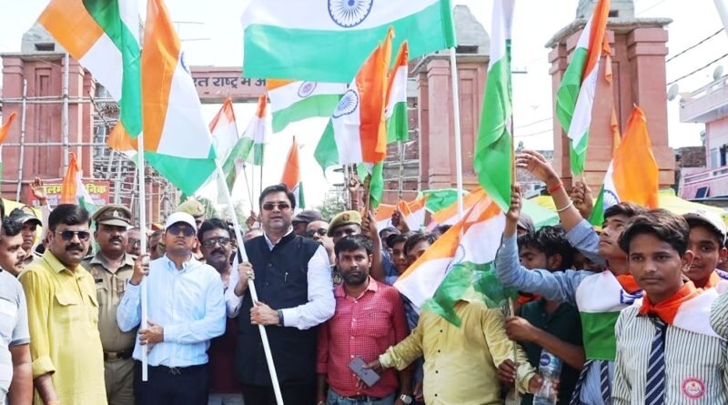बढ़नी में विधायक विनय वर्मा की अगुवाई में निकली भव्य तिरंगा यात्रा, नेपाल सीमा तक गूंजे देशभक्ति के नारे बढ़नी में विधायक विनय वर्मा की अगुवाई में निकली भव्य तिरंगा यात्रा, नेपाल सीमा तक गूंजे देशभक्ति के नारे