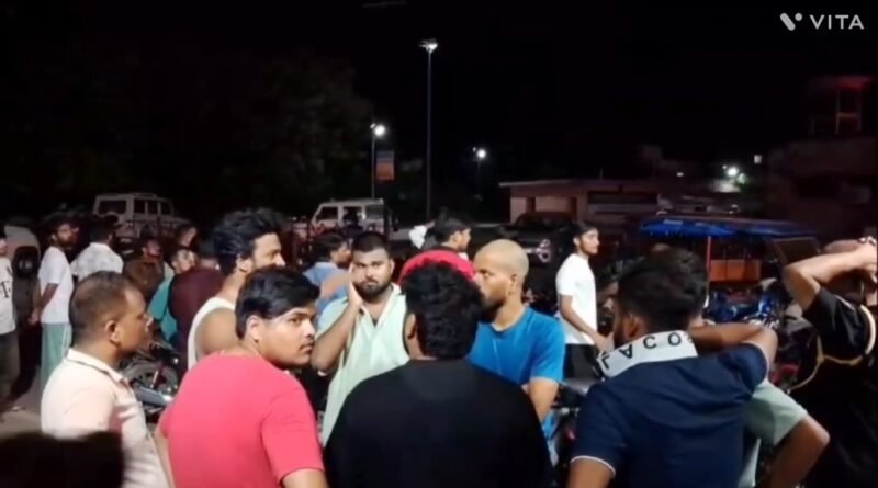 सिद्धार्थनगर: आजाद नगर में दबंगों का तांडव, दवा लेने जा रहे युवाओं पर धारदार हथियार से जानलेवा हमला; 3 घायल सिद्धार्थनगर: आजाद नगर में दबंगों का तांडव, दवा लेने जा रहे युवाओं पर धारदार हथियार से जानलेवा हमला; 3 घायल