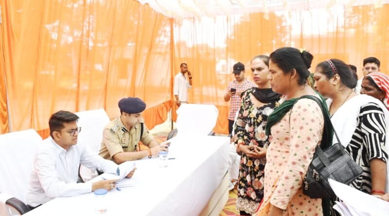सिद्धार्थनगर: थाना उसका बाजार में ‘संपूर्ण समाधान दिवस’ आयोजित, जनसमस्याओं के त्वरित निस्तारण के सख्त निर्देश सिद्धार्थनगर: थाना उसका बाजार में ‘संपूर्ण समाधान दिवस’ आयोजित, जनसमस्याओं के त्वरित निस्तारण के सख्त निर्देश