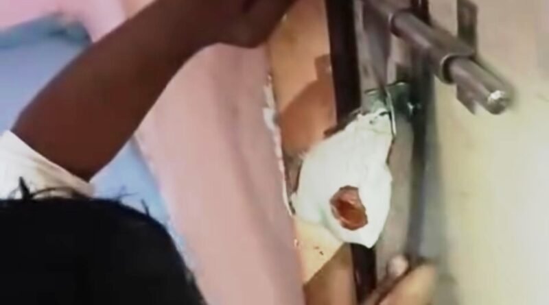 इटवा में सील तोड़े गए जनता सेवा अस्पताल पर छापेमारी, सील तोड़कर ऑपरेशन करने का आरोप; पुलिस कार्रवाई पर उठे सवाल इटवा में सील तोड़े गए जनता सेवा अस्पताल पर छापेमारी, सील तोड़कर ऑपरेशन करने का आरोप; पुलिस कार्रवाई पर उठे सवाल
