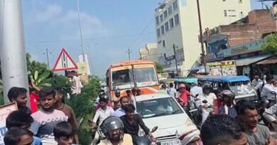 सिद्धार्थ नगर में जेन अल्फा की नाराजगी – कॉलेज में घुसा नाले का गंदा पानी: भड़के 3600 छात्र-छात्राओं ने लगाया जाम, सड़क पर लगी वाहनों की लंबी कतार
