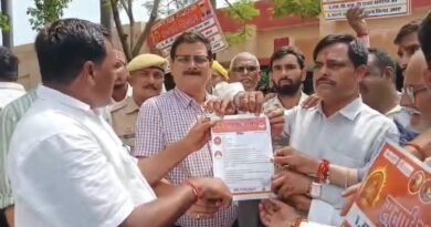 सिद्धार्थनगर में यूजीसी कानून के खिलाफ सवर्ण आर्मी का उग्र प्रदर्शन, एसडीएम को सौंपा राष्ट्रपति के नाम ज्ञापन सिद्धार्थनगर में यूजीसी कानून के खिलाफ सवर्ण आर्मी का उग्र प्रदर्शन, एसडीएम को सौंपा राष्ट्रपति के नाम ज्ञापन