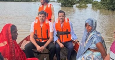 बाढ़ पीड़ितों के बीच पहुंचे विधायक विनय वर्मा: नाव से जाकर जाना हाल, अधिकारियों को फसल मुआवजे और तुरंत राहत के दिए निर्देश
