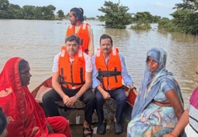 बाढ़ पीड़ितों के बीच पहुंचे विधायक विनय वर्मा: नाव से जाकर जाना हाल, अधिकारियों को फसल मुआवजे और तुरंत राहत के दिए निर्देश बाढ़ पीड़ितों के बीच पहुंचे विधायक विनय वर्मा: नाव से जाकर जाना हाल, अधिकारियों को फसल मुआवजे और तुरंत राहत के दिए निर्देश