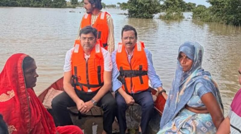 बाढ़ पीड़ितों के बीच पहुंचे विधायक विनय वर्मा: नाव से जाकर जाना हाल, अधिकारियों को फसल मुआवजे और तुरंत राहत के दिए निर्देश बाढ़ पीड़ितों के बीच पहुंचे विधायक विनय वर्मा: नाव से जाकर जाना हाल, अधिकारियों को फसल मुआवजे और तुरंत राहत के दिए निर्देश