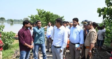 बाढ़ प्रभावितों के बीच पहुंचे DM शिवशरणप्पा GN: मोटरबोट से मजरों में जाकर जाना हाल, लंच पैकेट वितरण और फसल क्षति सर्वे के निर्देश