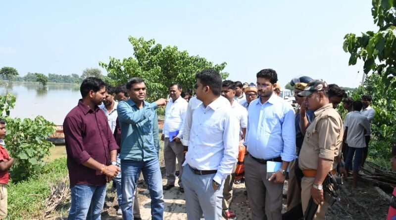 बाढ़ प्रभावितों के बीच पहुंचे DM शिवशरणप्पा GN: मोटरबोट से मजरों में जाकर जाना हाल, लंच पैकेट वितरण और फसल क्षति सर्वे के निर्देश