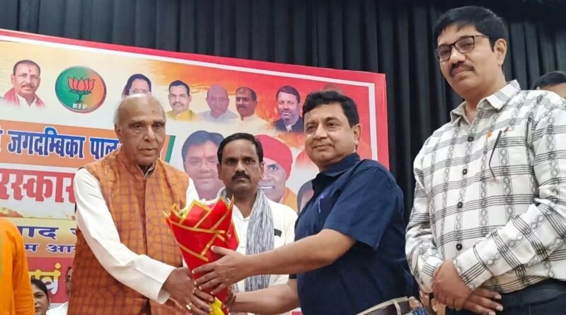 सांसद रत्न सम्मान मिलने के बाद पहली बार सिद्धार्थनगर पहुंचे जगदंबिका पाल, कार्यकर्ताओं ने ढोल-नगाड़ों के साथ किया भव्य स्वागत सांसद रत्न सम्मान मिलने के बाद पहली बार सिद्धार्थनगर पहुंचे जगदंबिका पाल, कार्यकर्ताओं ने ढोल-नगाड़ों के साथ किया भव्य स्वागत