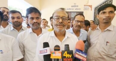 इटवा तहसील में वकीलों का हल्लाबोल: तहसीलदार पर लगाया भ्रष्टाचार का आरोप, दफ्तर के बाहर धरने पर बैठे