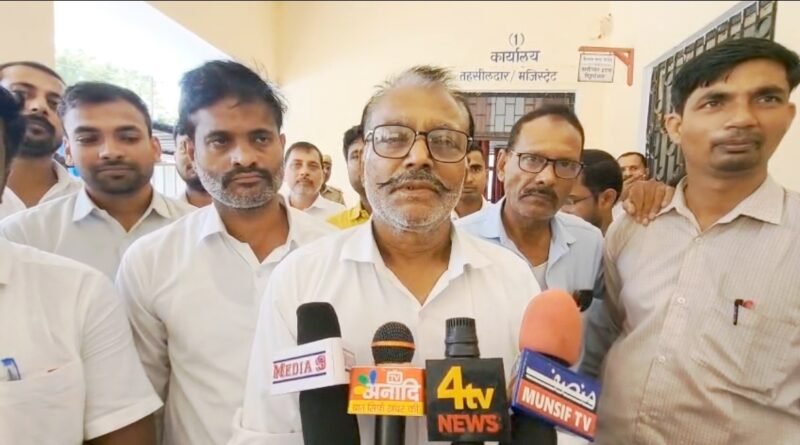 इटवा तहसील में वकीलों का हल्लाबोल: तहसीलदार पर लगाया भ्रष्टाचार का आरोप, दफ्तर के बाहर धरने पर बैठे इटवा तहसील में वकीलों का हल्लाबोल: तहसीलदार पर लगाया भ्रष्टाचार का आरोप, दफ्तर के बाहर धरने पर बैठे