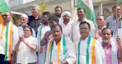 देशभर में करोड़ों वोटर्स के नाम काटने पर बिफरी कांग्रेस: सिद्धार्थनगर में CEC ज्ञानेश कुमार का पुतला फूंका, पुलिस से छीना-झपटी