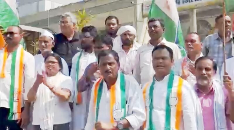 देशभर में करोड़ों वोटर्स के नाम काटने पर बिफरी कांग्रेस: सिद्धार्थनगर में CEC ज्ञानेश कुमार का पुतला फूंका, पुलिस से छीना-झपटी
