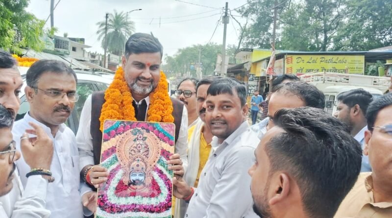 उसका बाज़ार में भाजपा के नवनियुक्त ज़िला प्रभारी प्रवीन गुप्ता का जोरदार स्वागत, 2027 के चुनाव के लिए दिया जीत का मंत्र